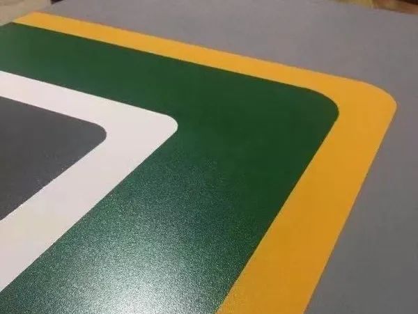 地下停車場(chǎng)無(wú)振動(dòng)防滑坡道施工流程分享，地下車庫(kù)水性防滑坡道